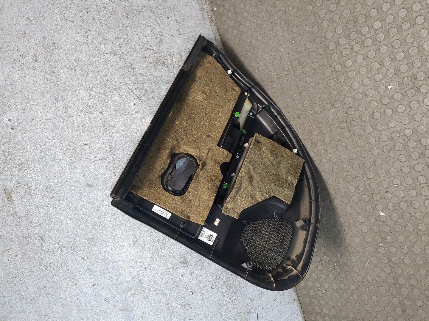 Обшивка двери задней левой