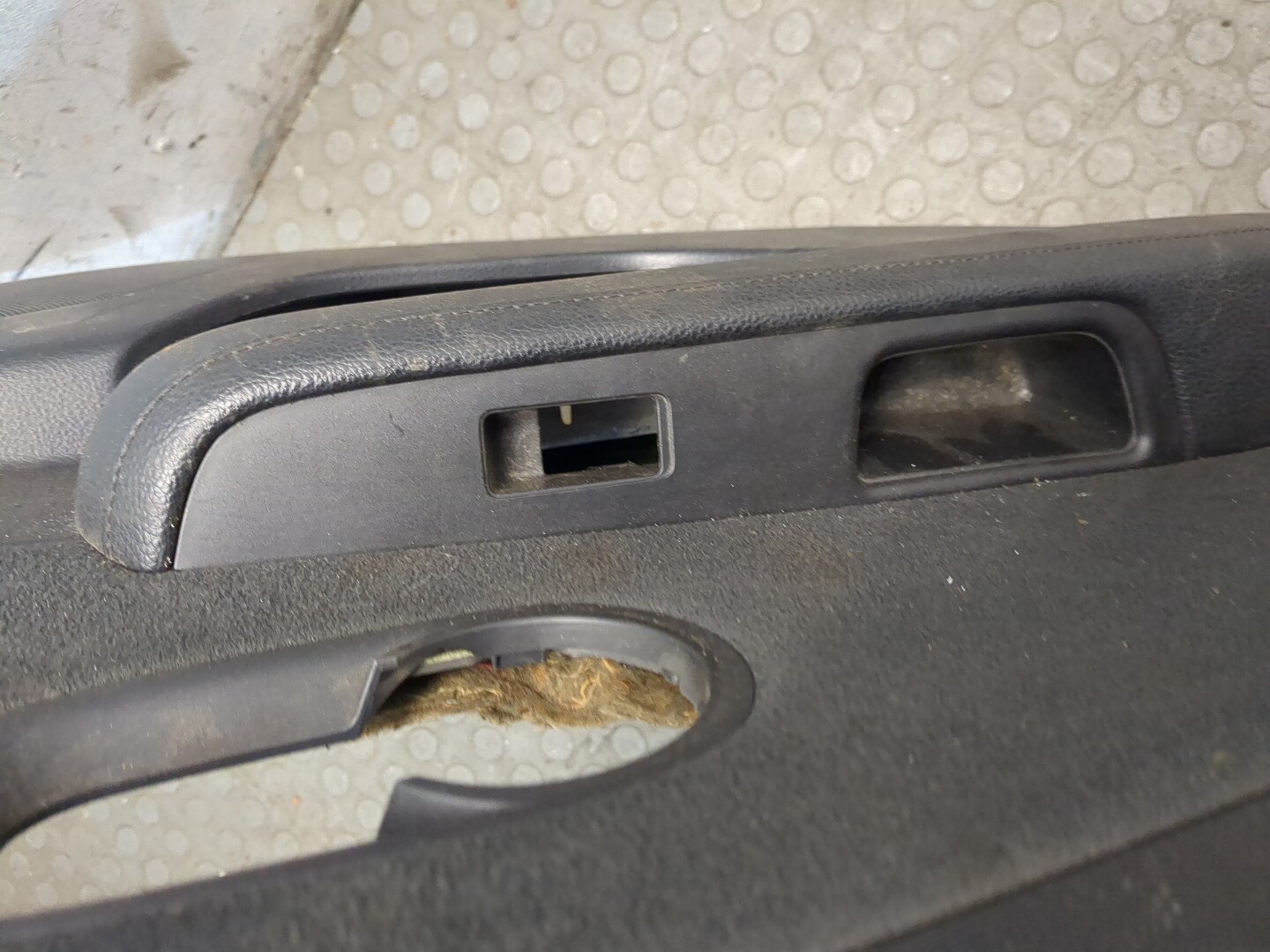 Обшивка двери задней левой