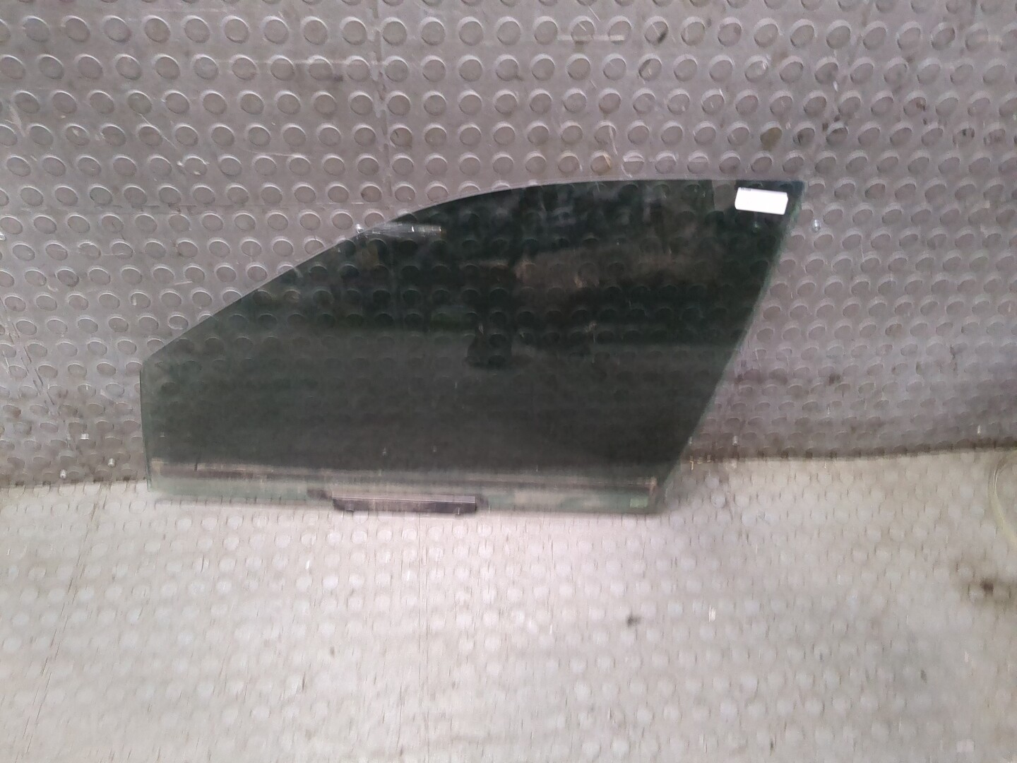 Стекло двери передней левой