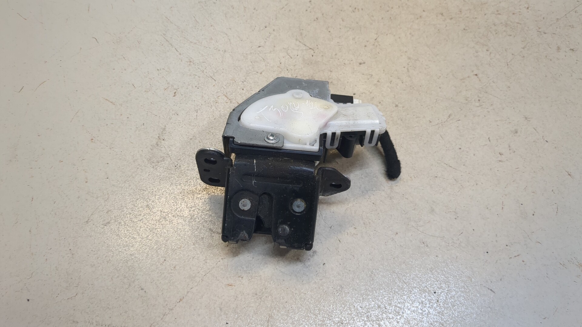 Замок багажника