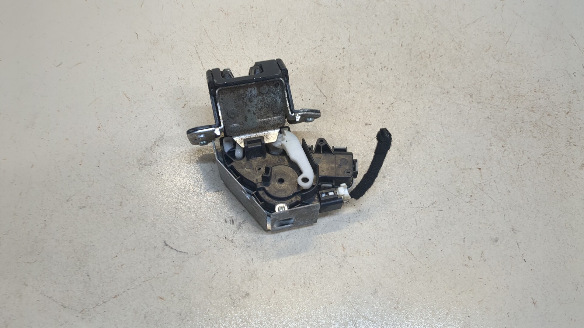 Замок багажника