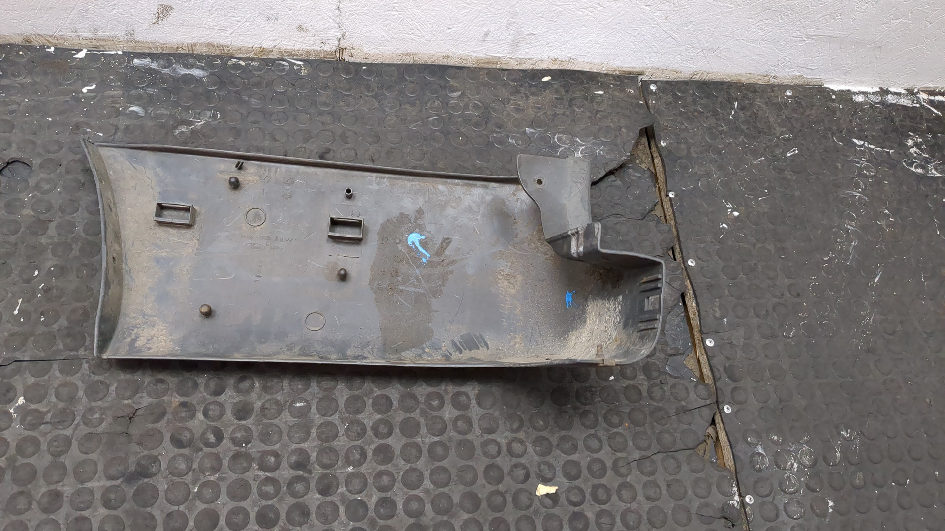 Накладка заднего бампера правая