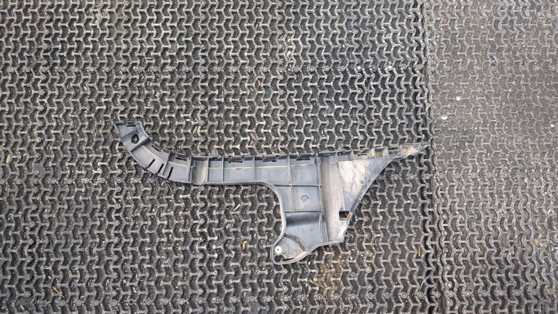 Кронштейн заднего бампера правый