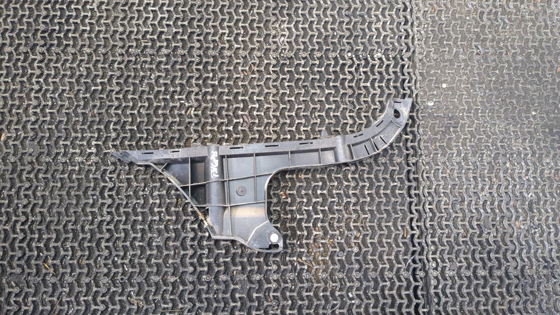 Кронштейн заднего бампера правый