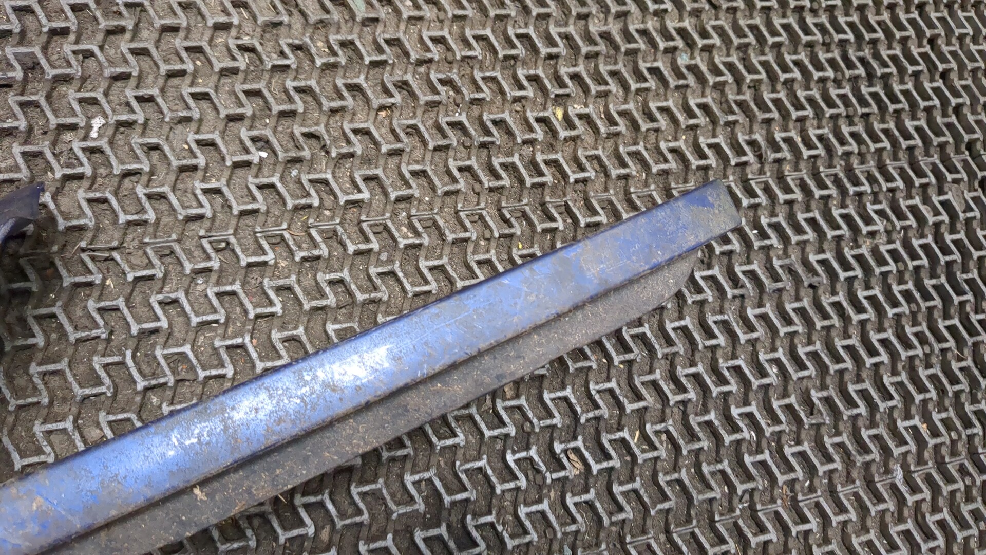 Планка под фару левая