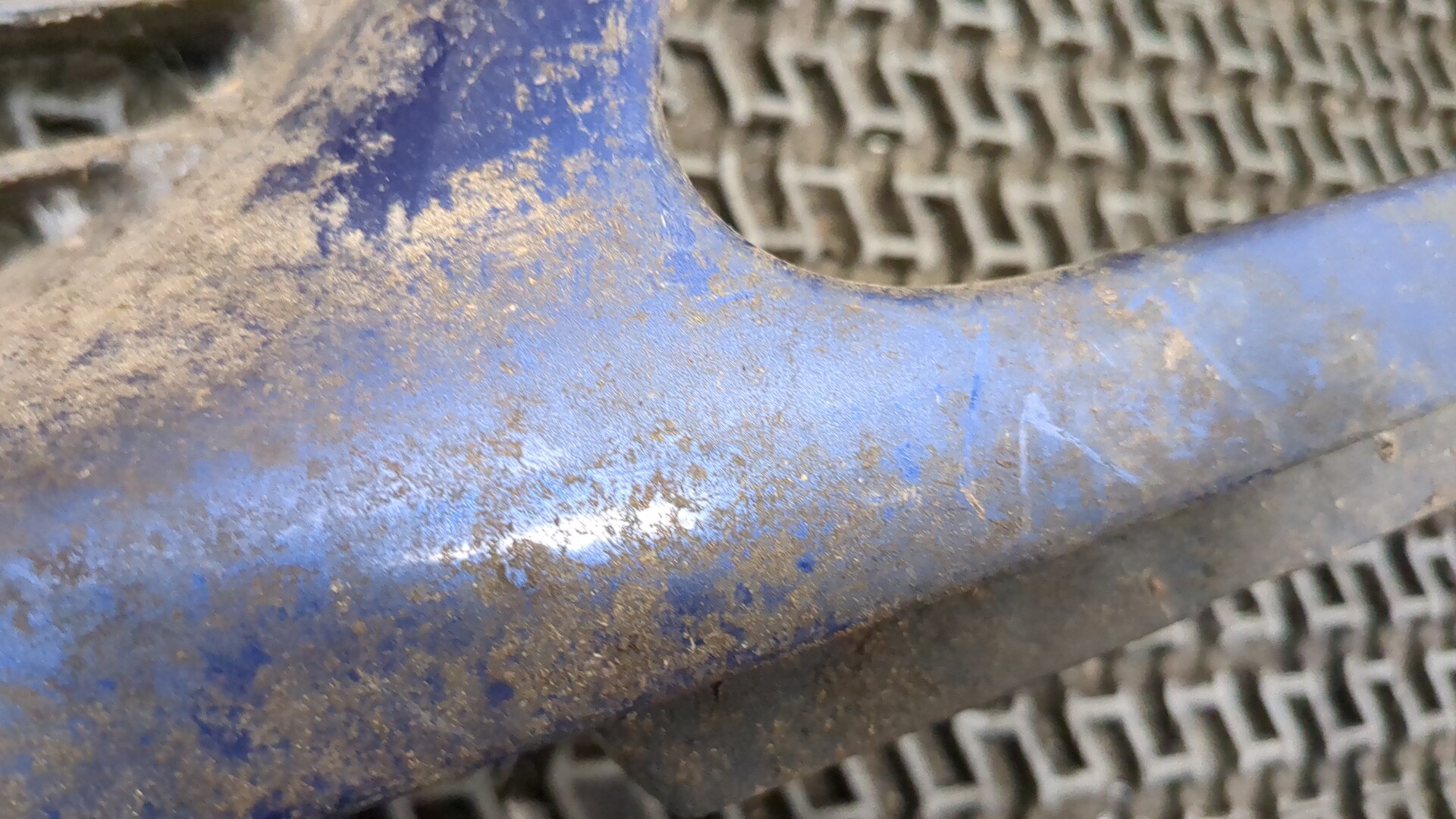 Планка под фару левая