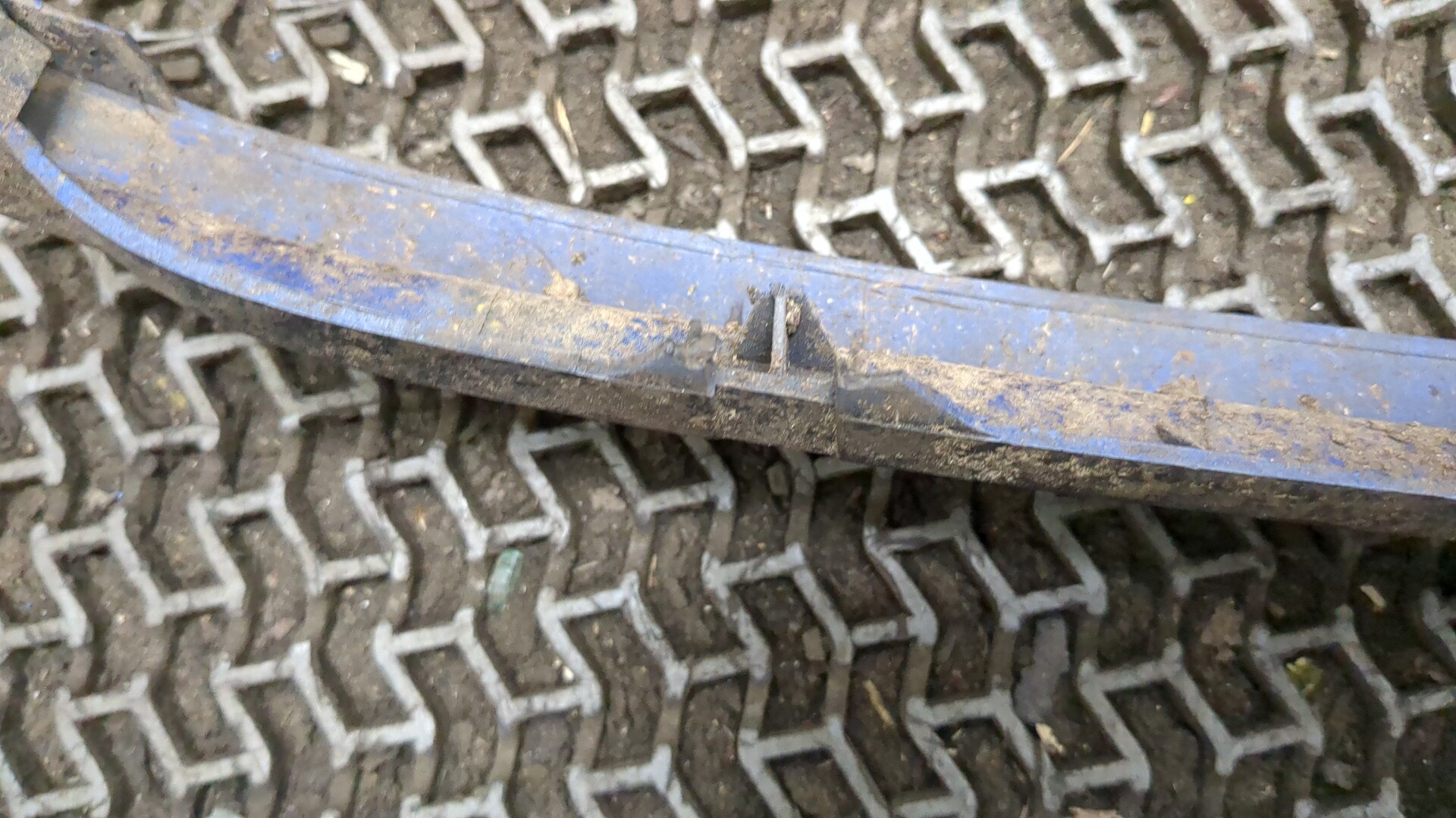 Планка под фару левая