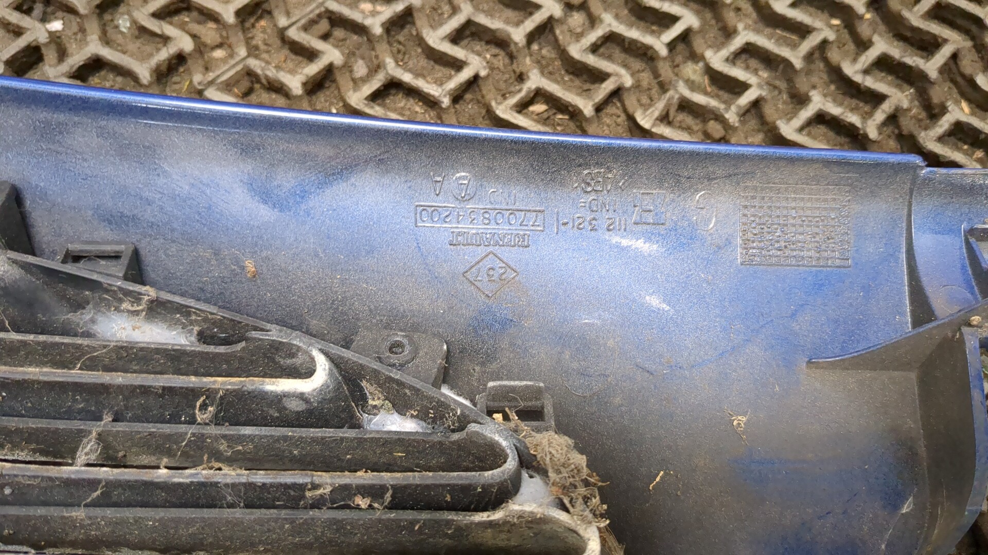 Планка под фару левая