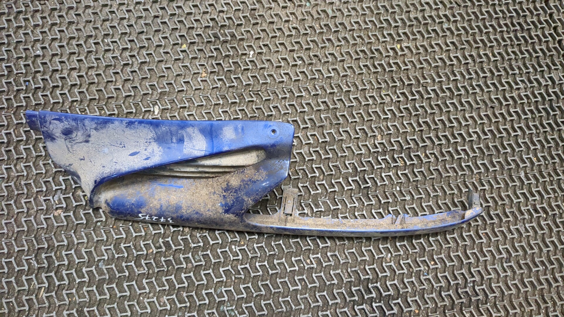 Планка под фару левая