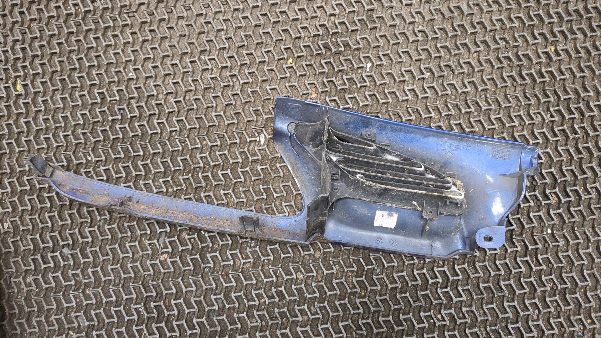 Планка под фару левая