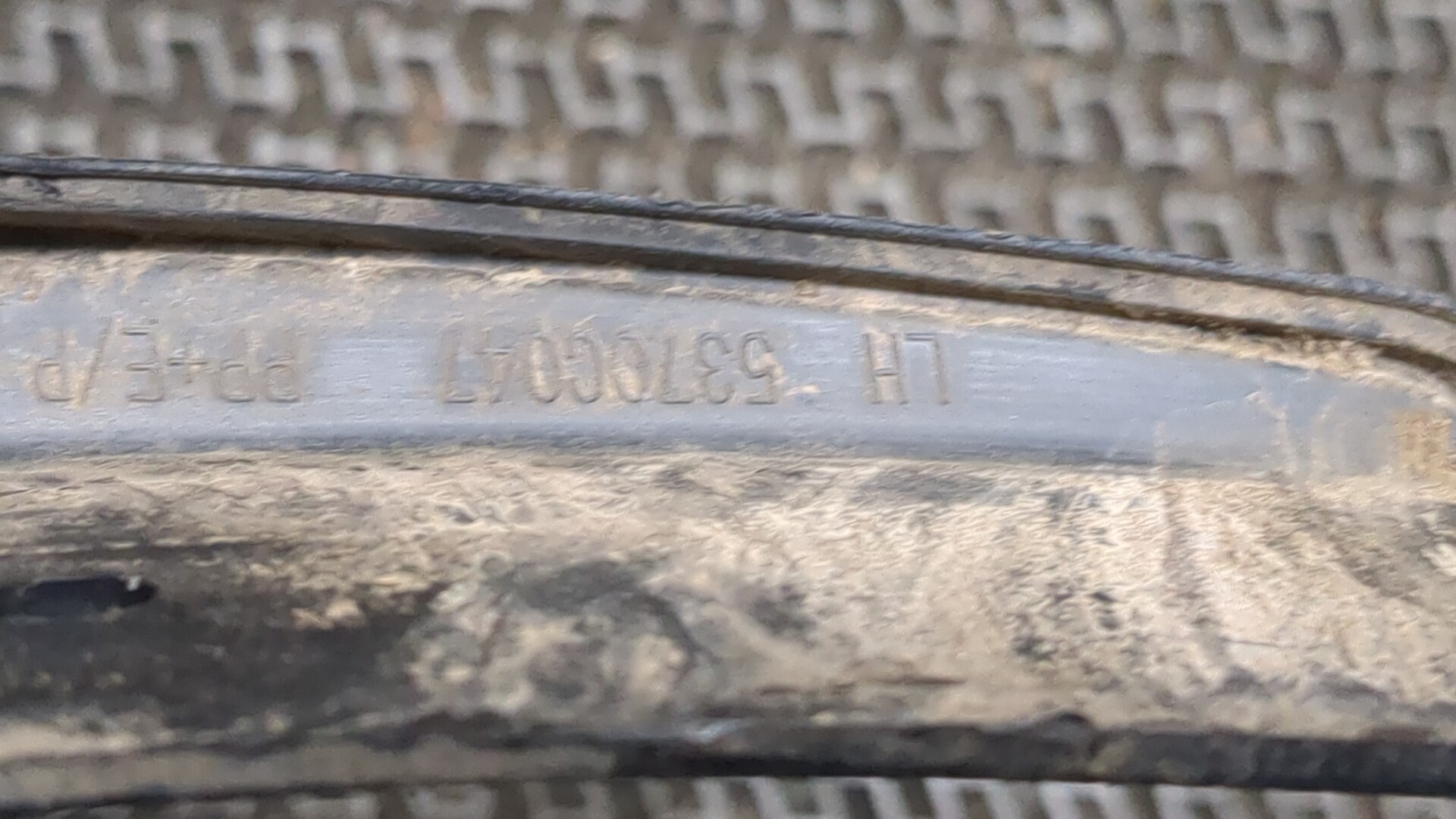 Брызговик задний левый