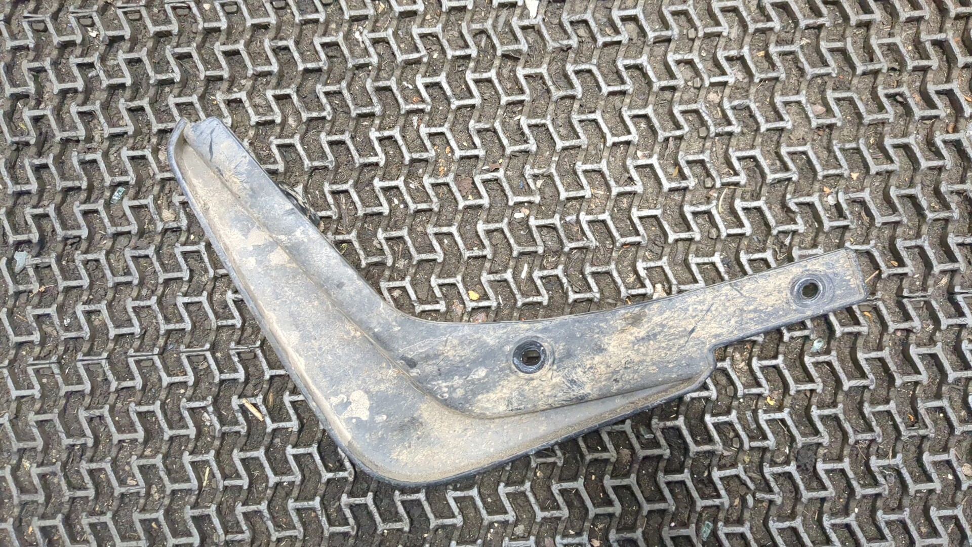 Брызговик задний левый