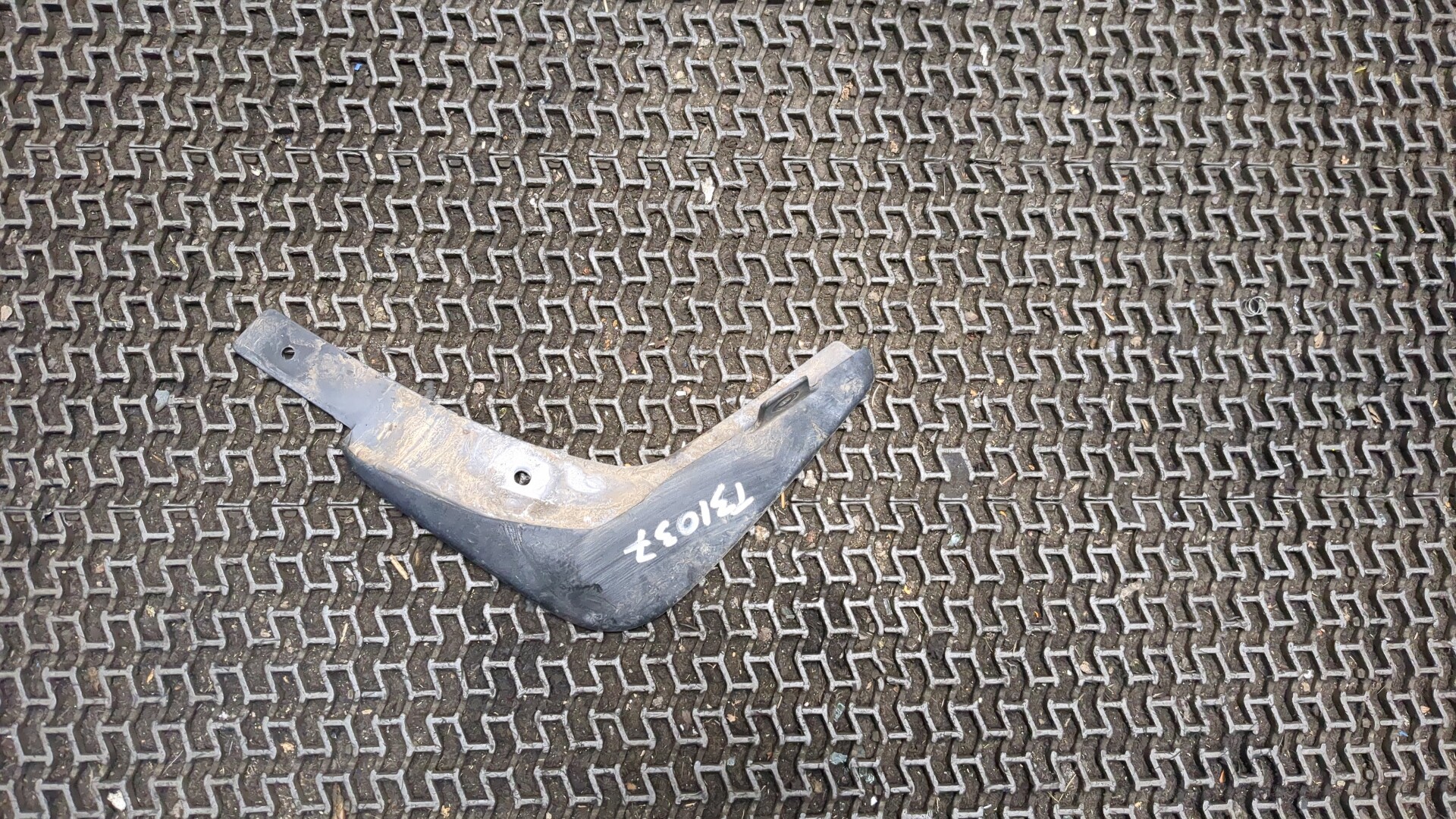 Брызговик задний левый