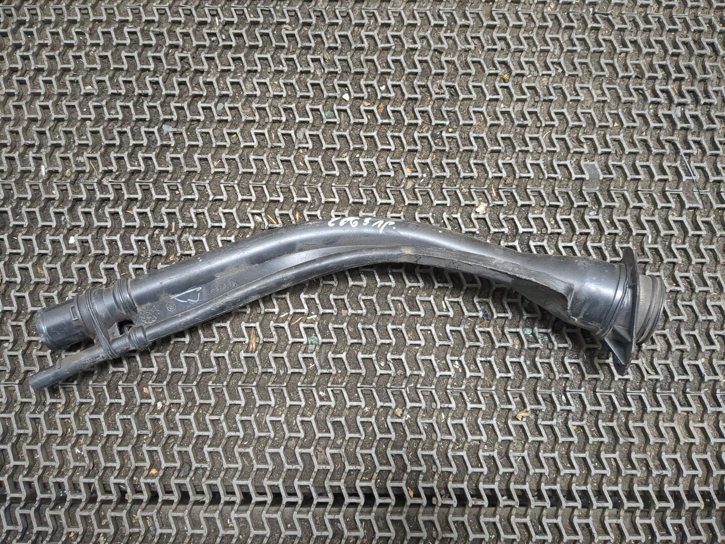 Горловина топливного бака