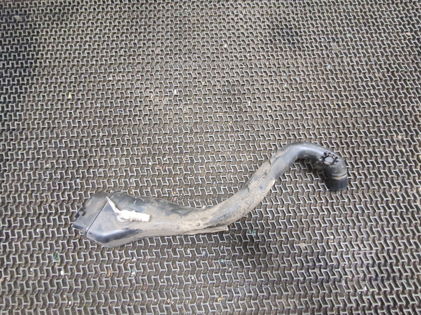 Горловина топливного бака