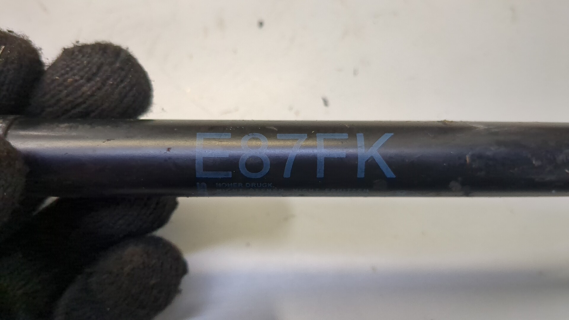 Амортизатор капота