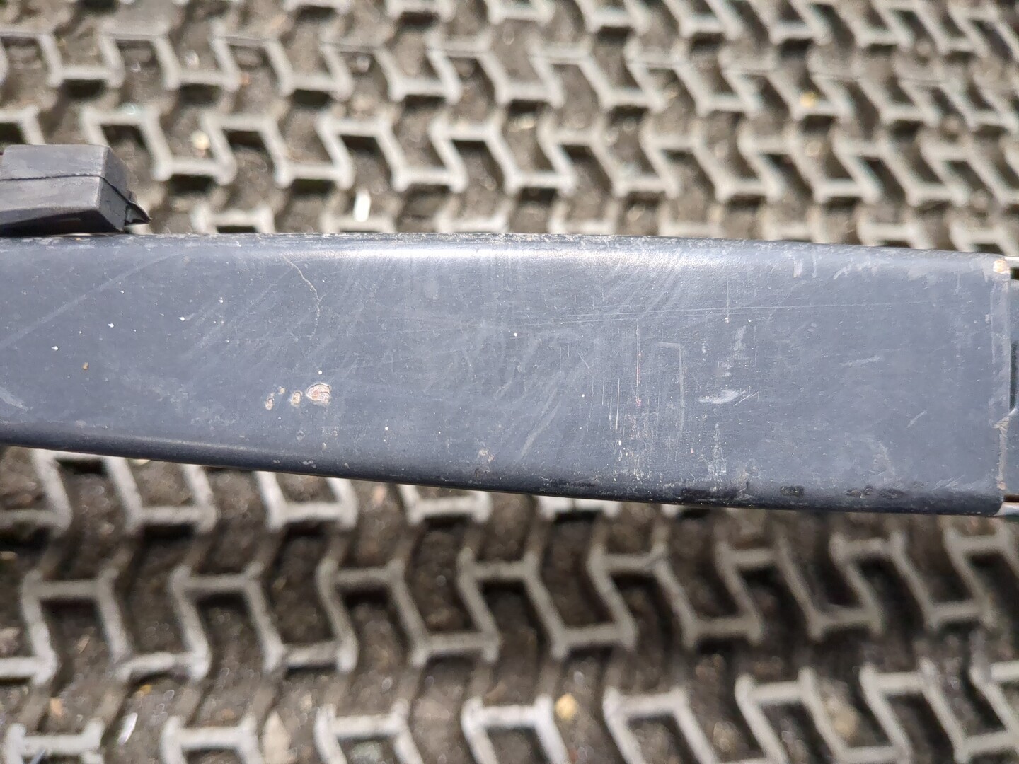 Поводок стеклоочистителя переднего