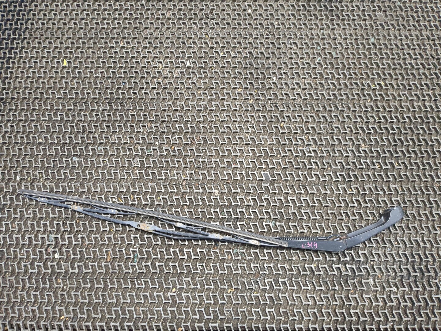 Поводок стеклоочистителя переднего