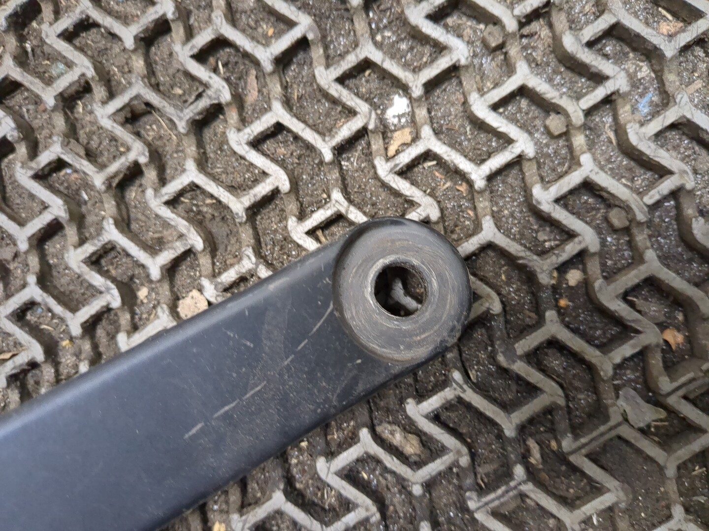 Поводок стеклоочистителя переднего