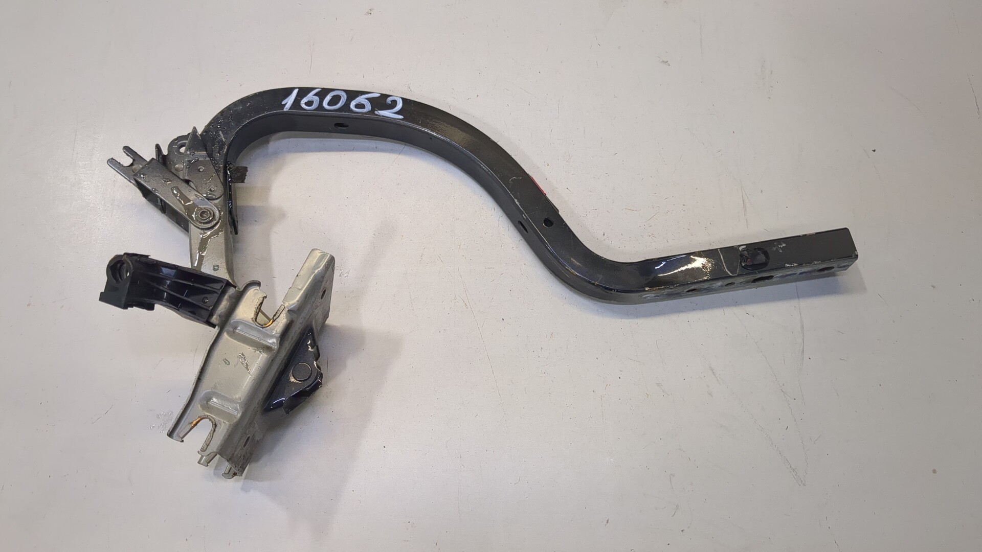 Петля крышки багажника