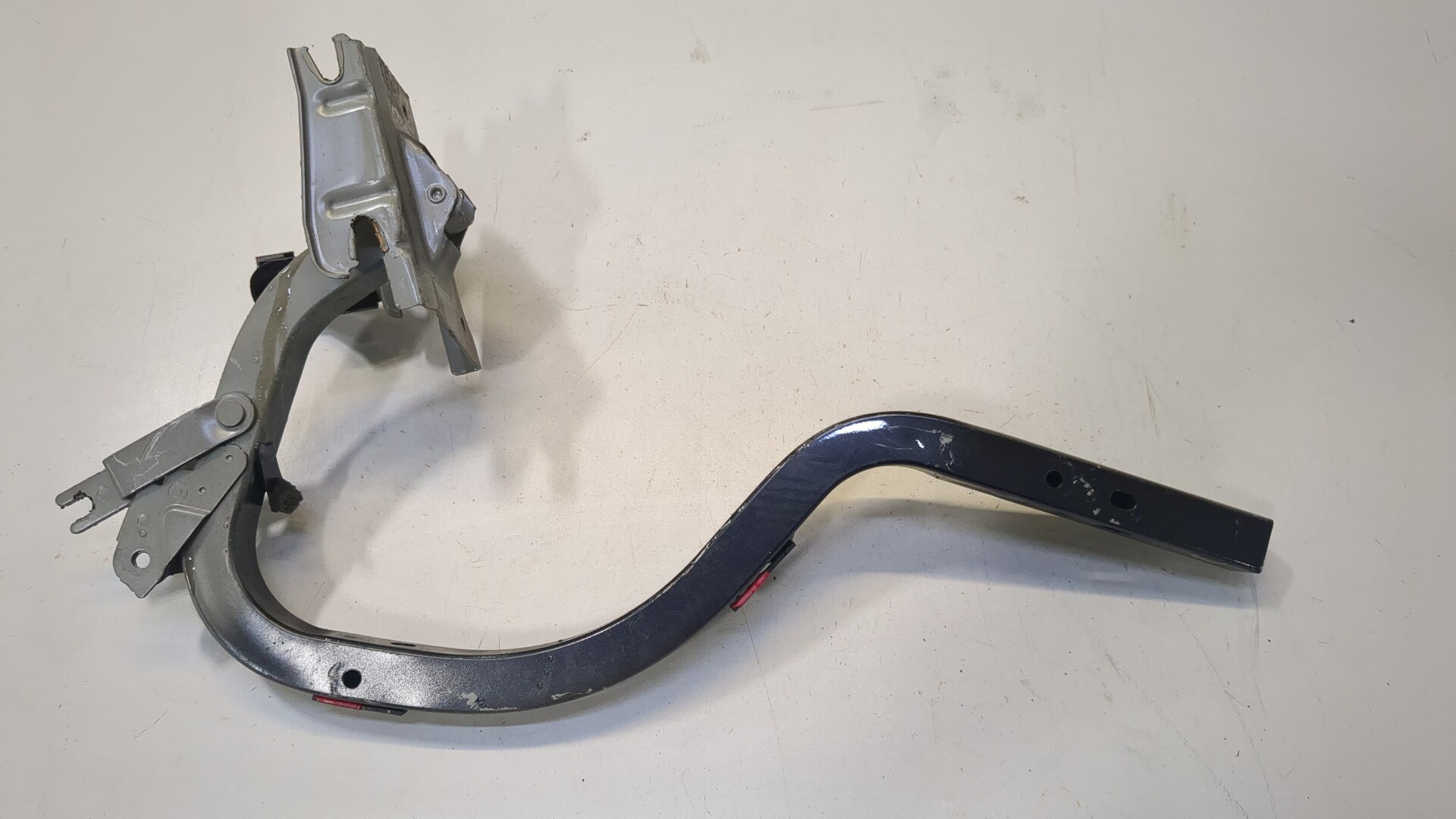 Петля крышки багажника