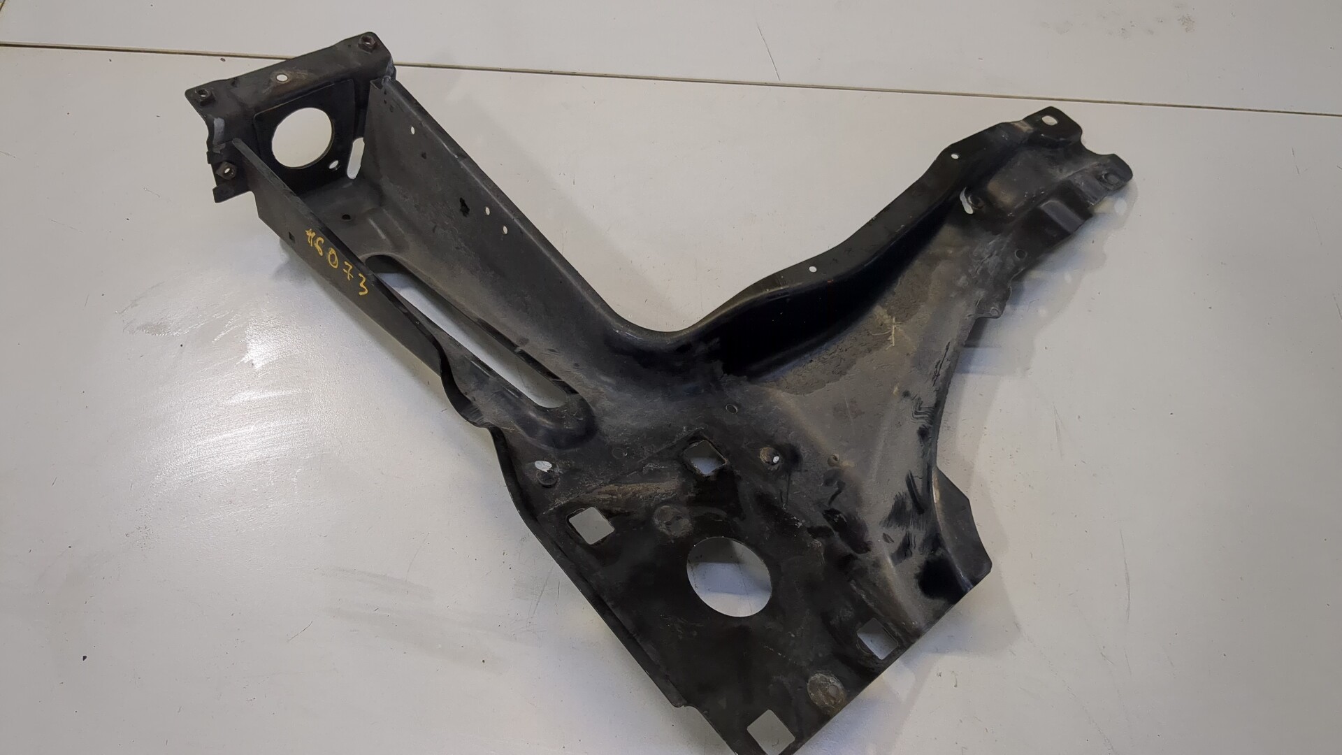 Кронштейн фар правый