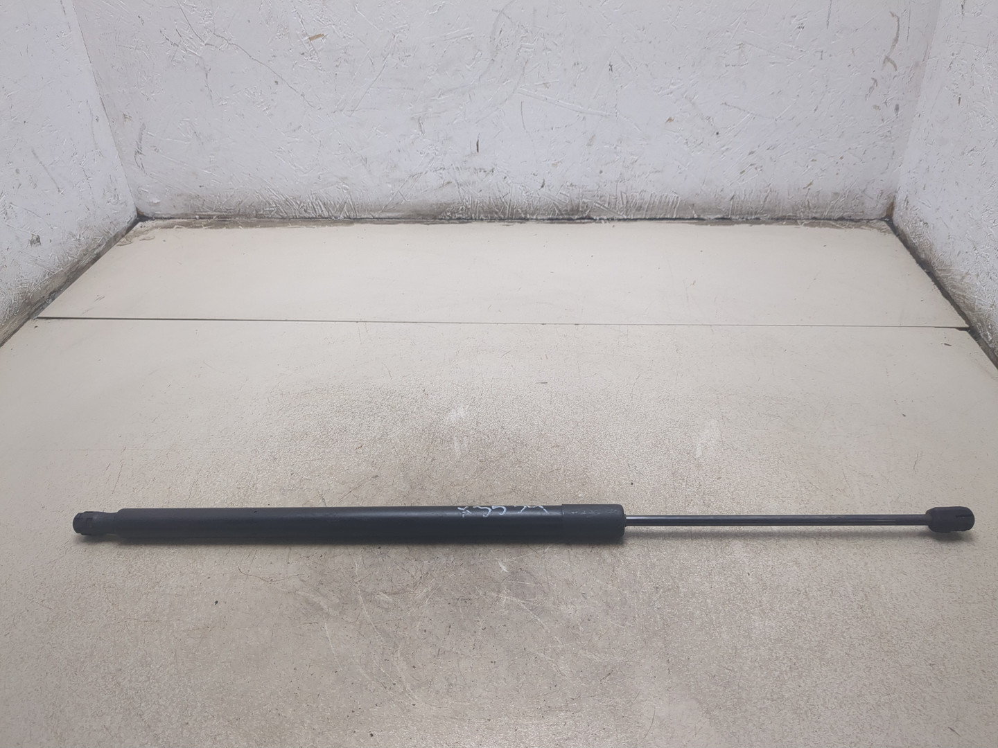 Амортизатор крышки багажника