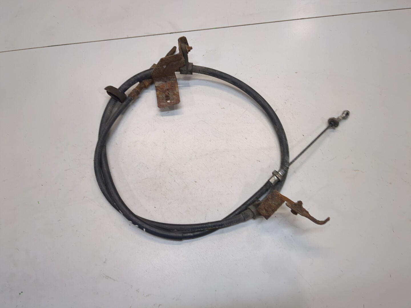 Трос стояночного тормоза