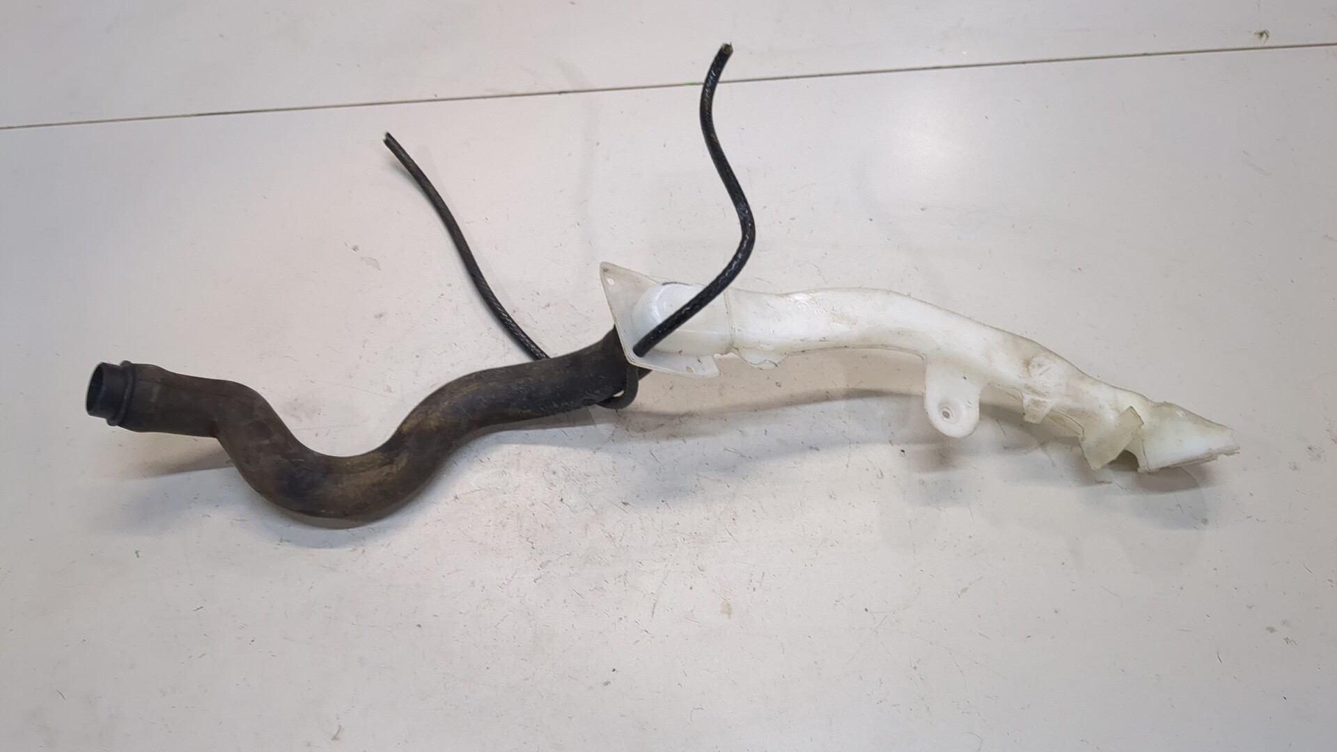 Горловина бачка омывателя