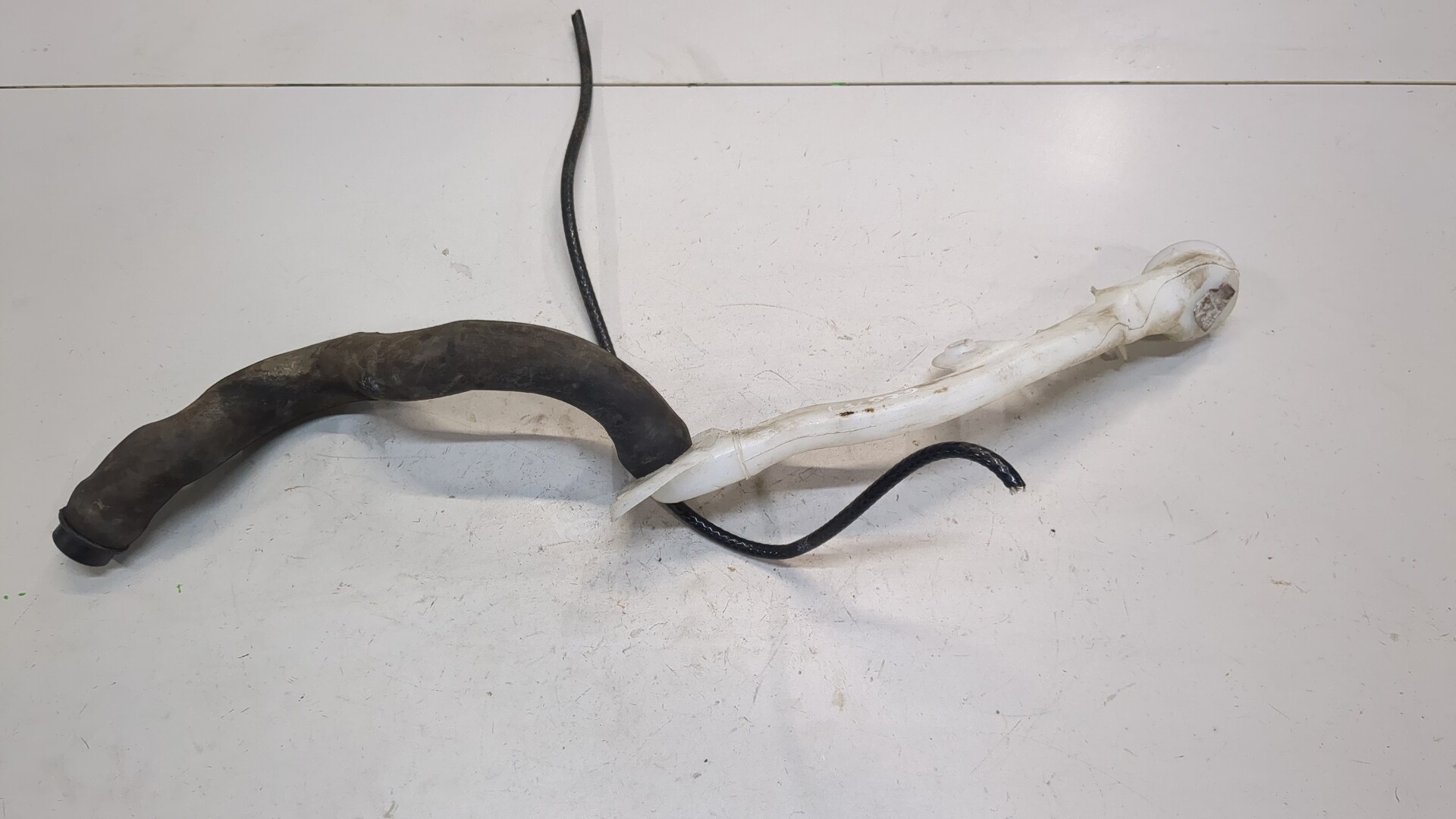 Горловина бачка омывателя