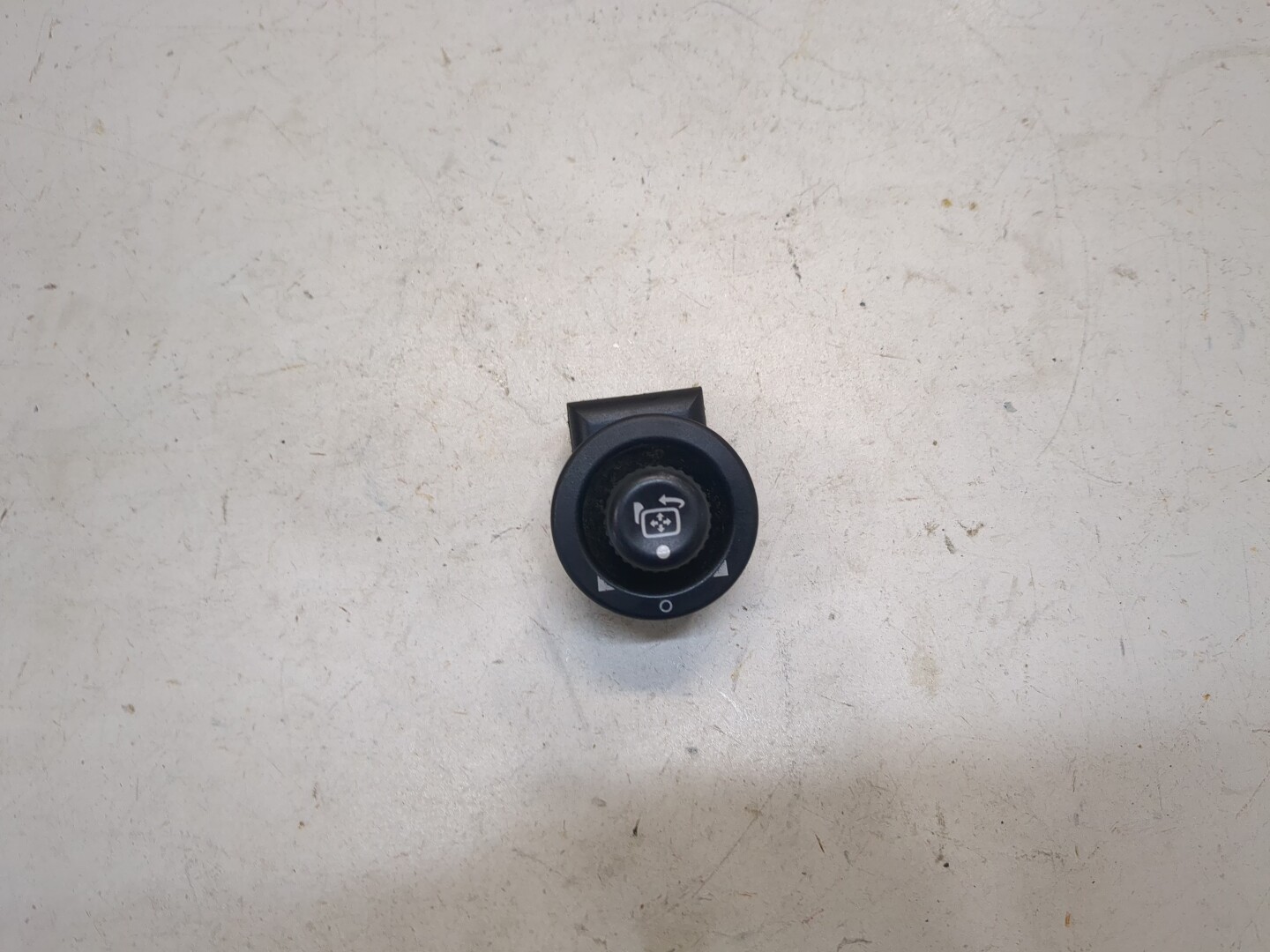 Кнопка регулировки зеркала