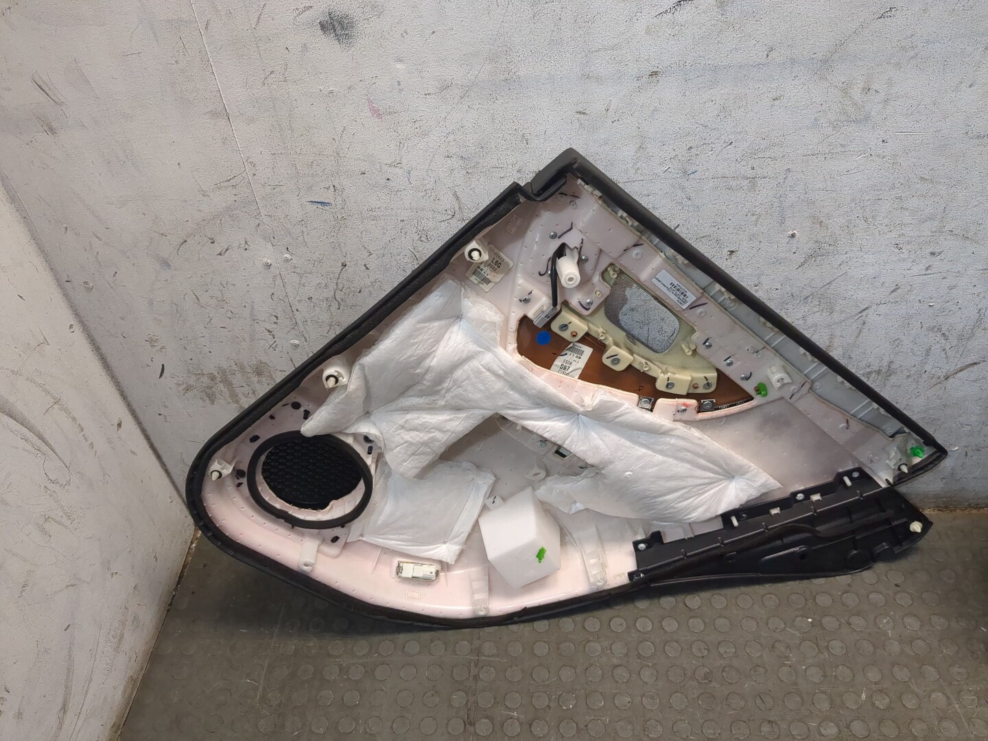 Обшивка двери задней левой