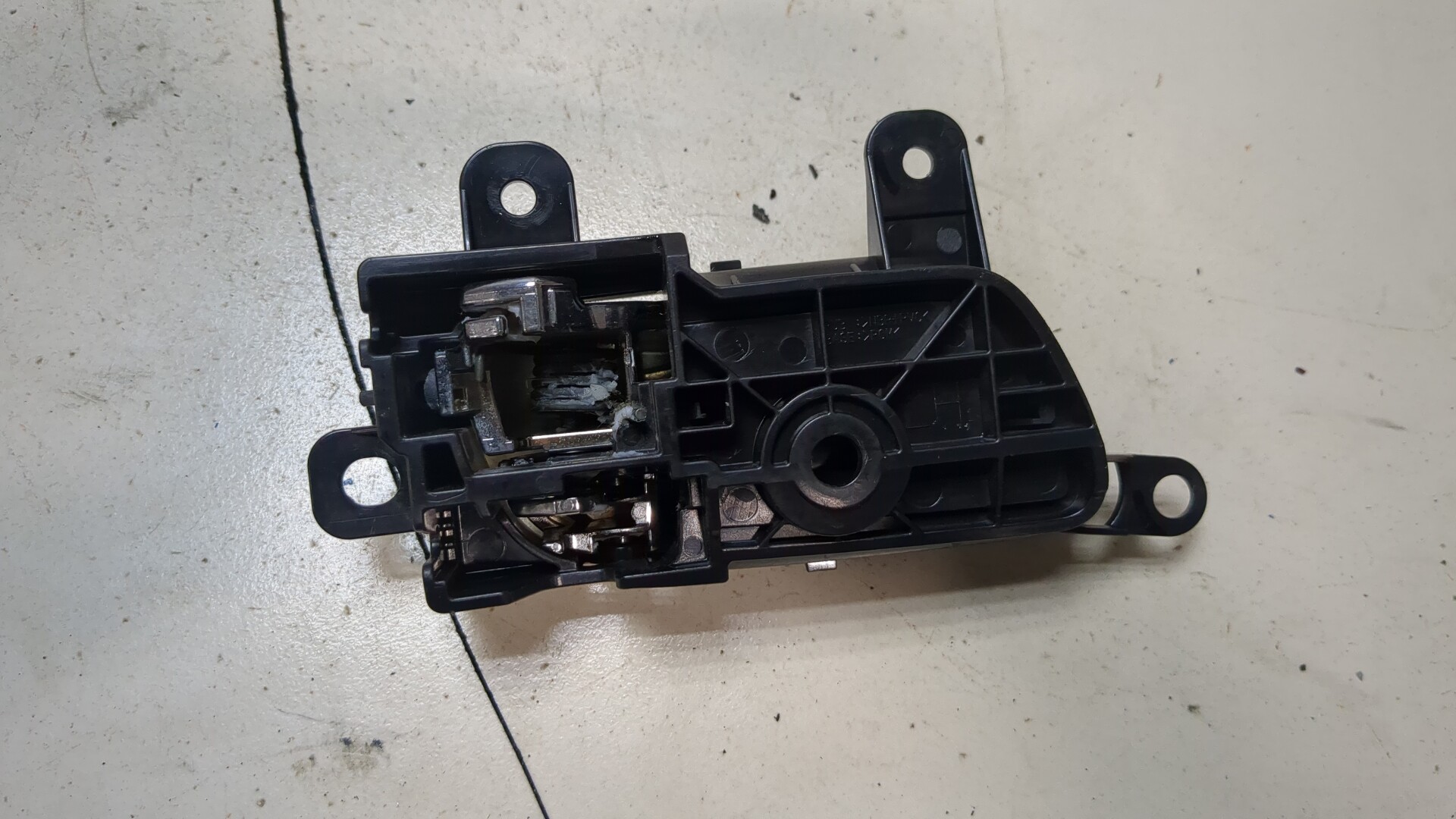 Ручка двери задней внутренняя левая