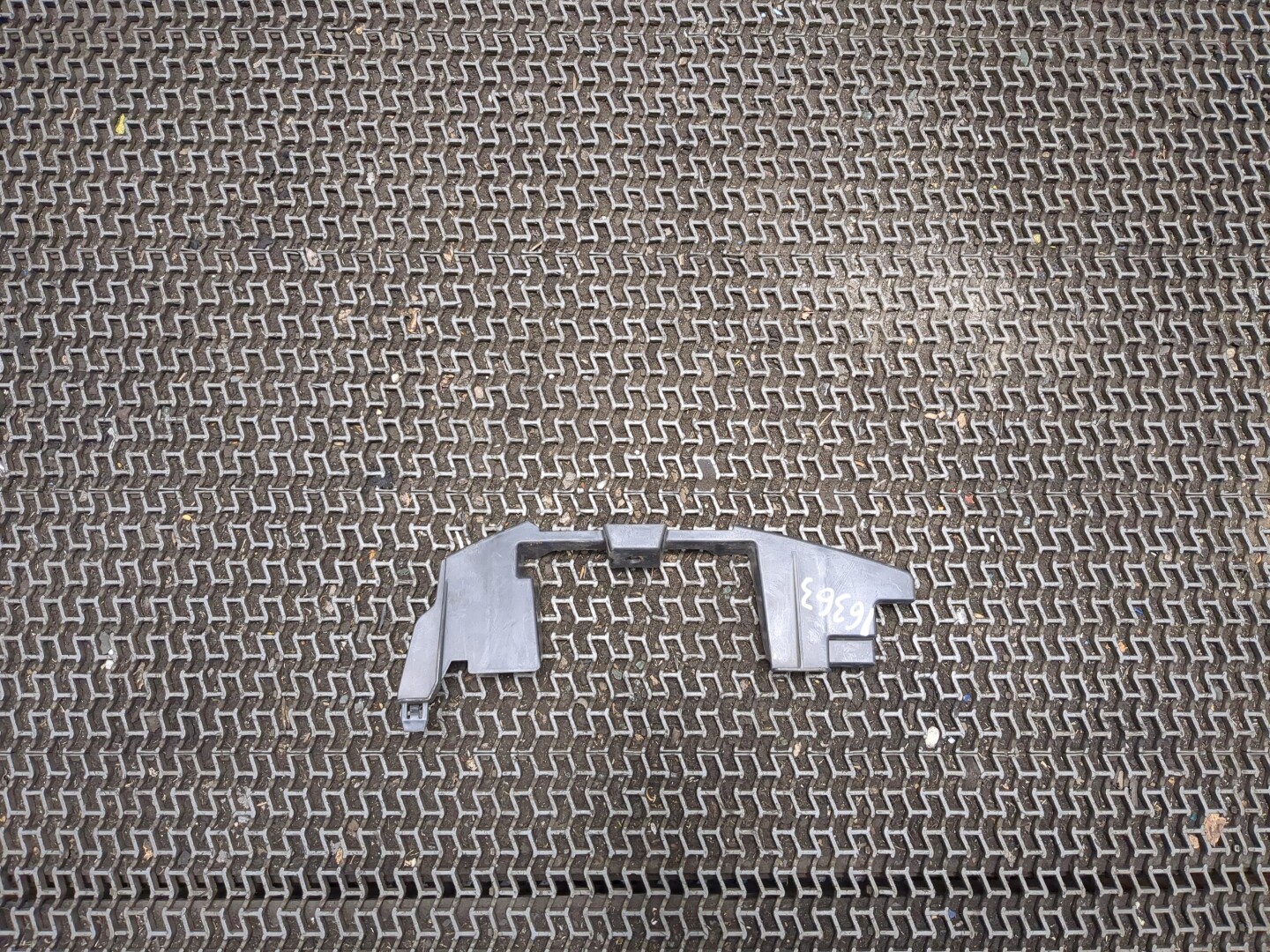 Воздуховод радиатора левый