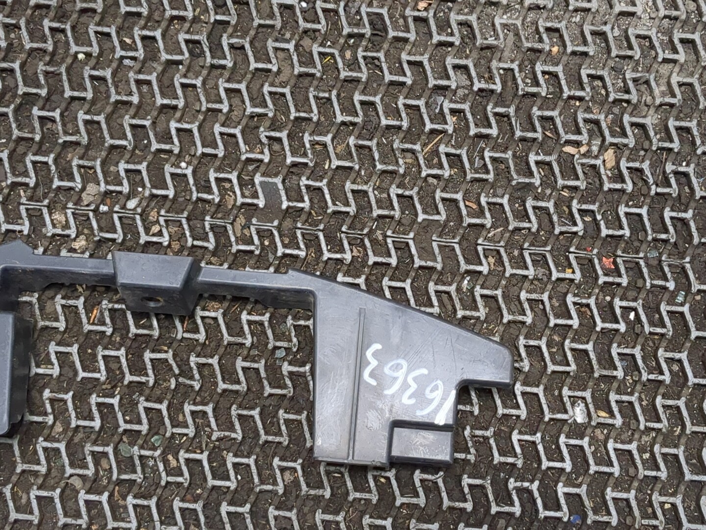 Воздуховод радиатора левый