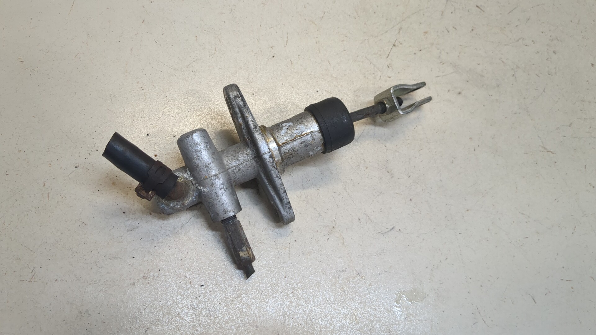 Цилиндр сцепления главный