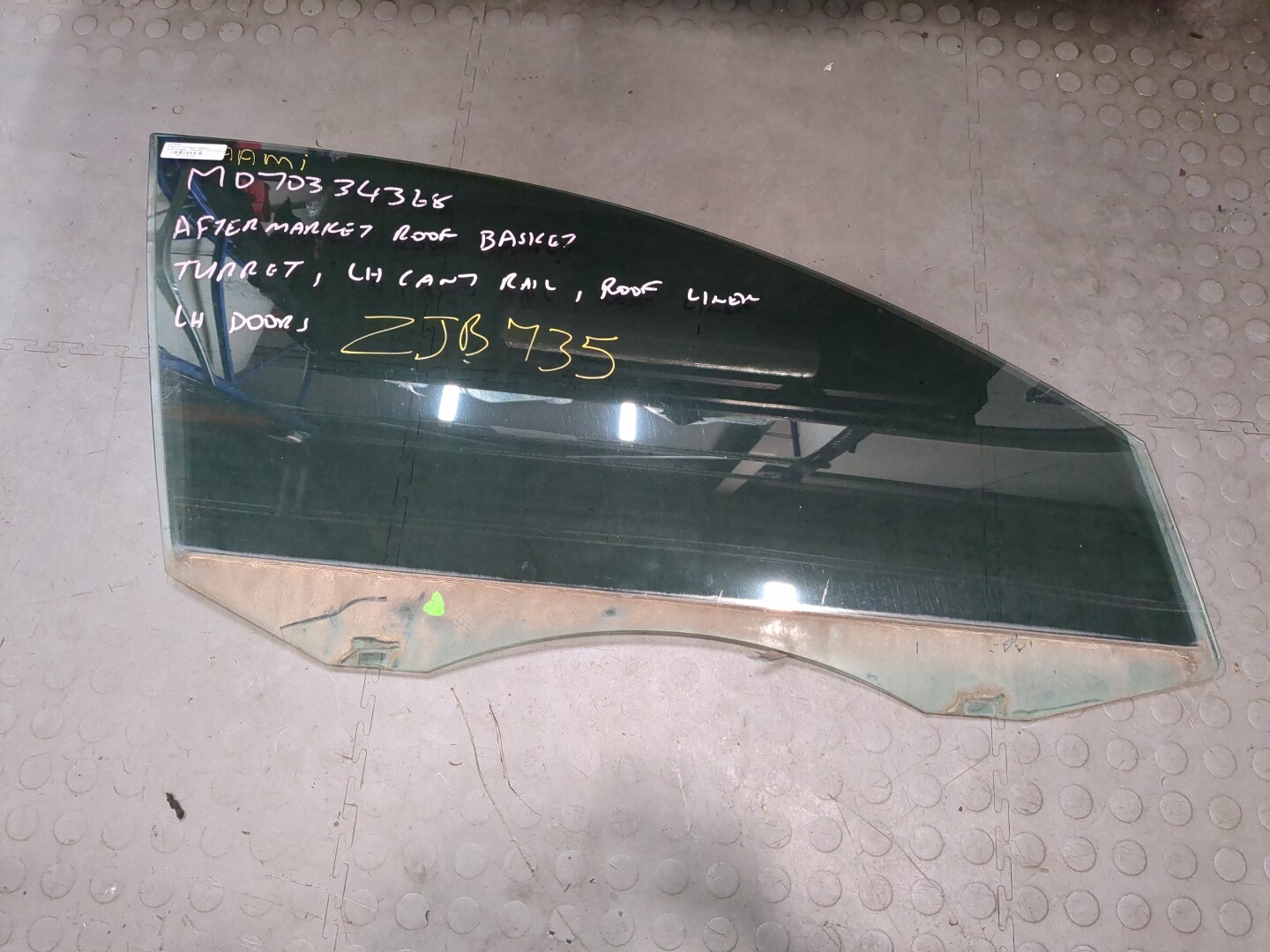 Стекло двери передней правой