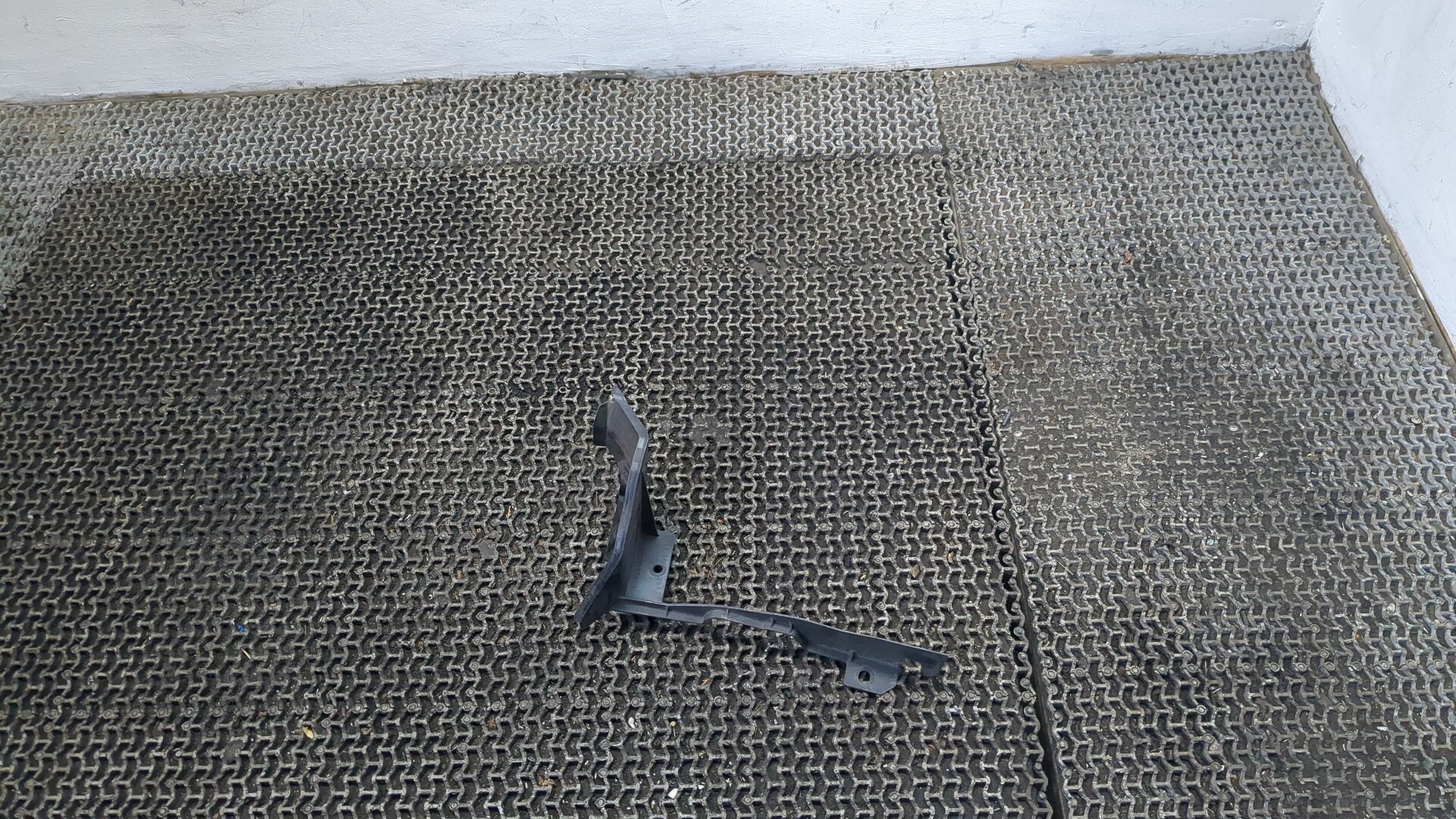 Воздуховод радиатора левый