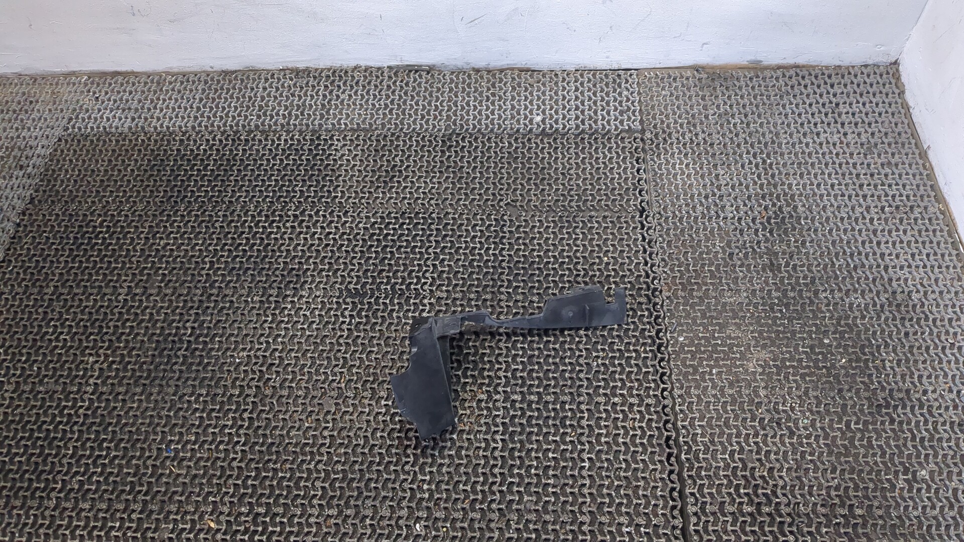 Воздуховод радиатора левый