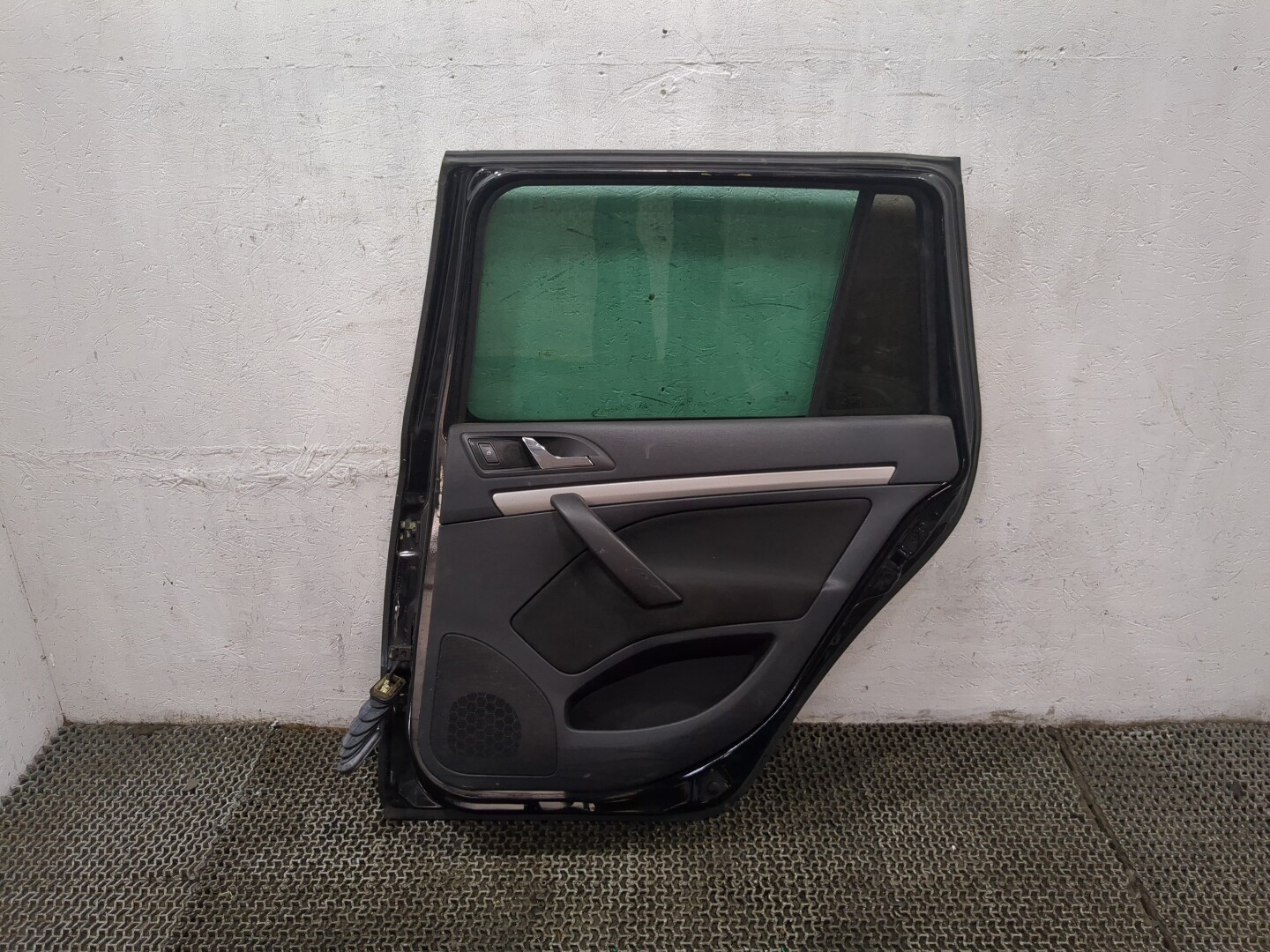 Дверь задняя правая