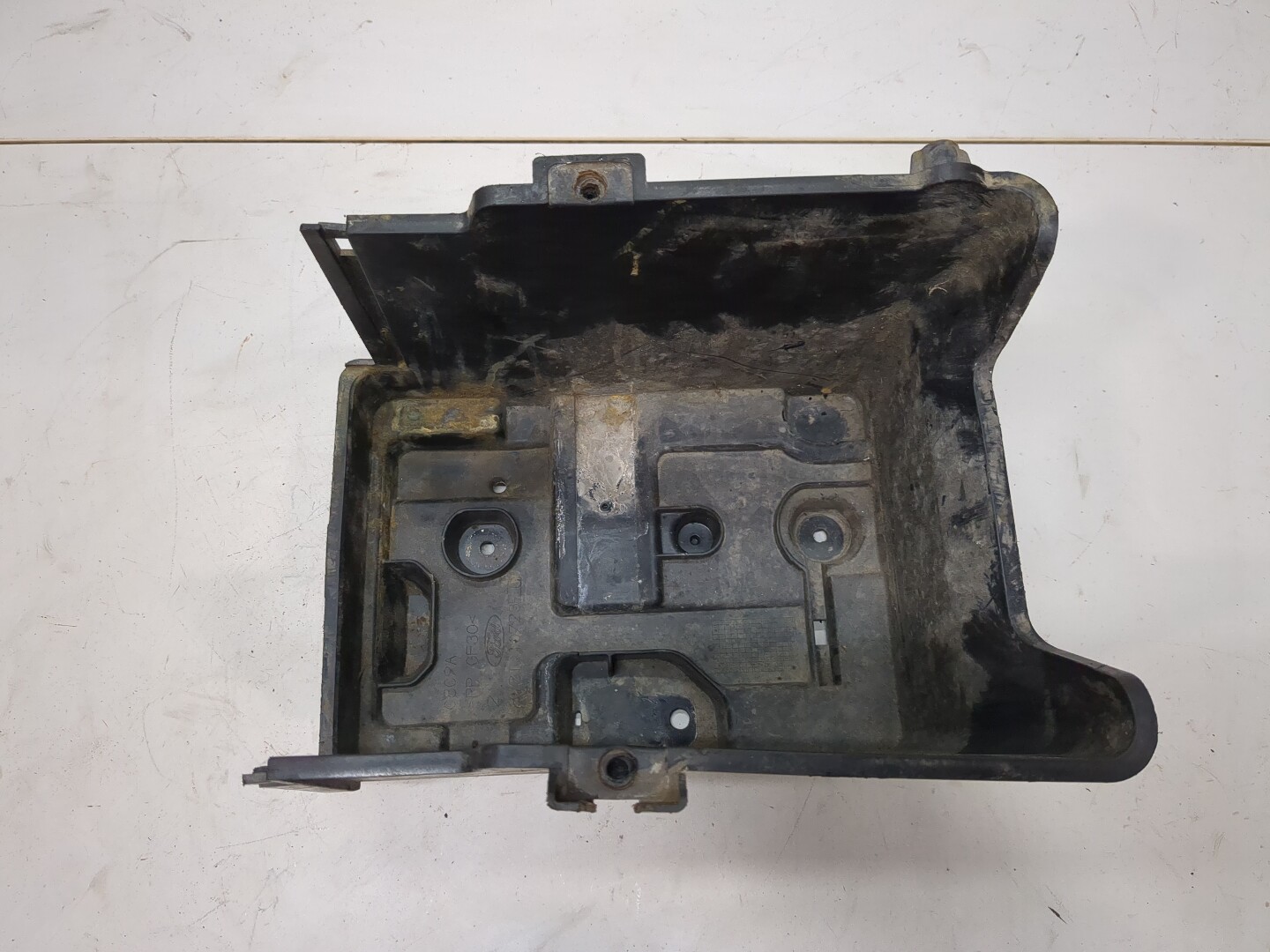 Площадка под аккумулятор (АКБ)