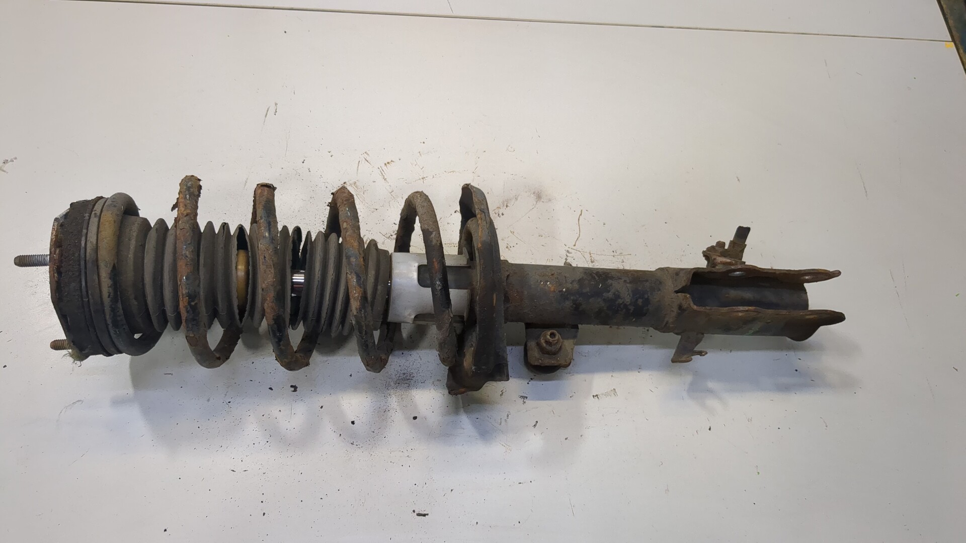 Амортизатор передний правый