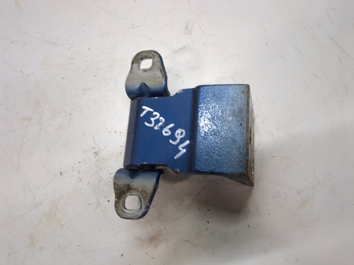 Петля крышки багажника