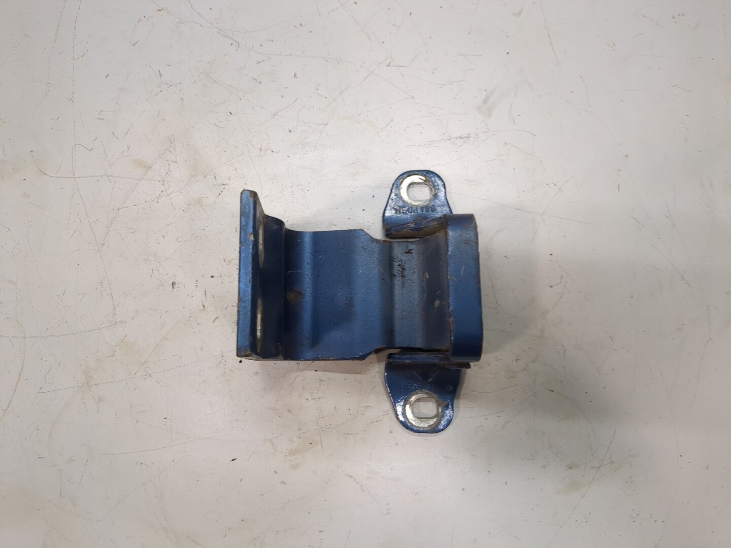 Петля крышки багажника