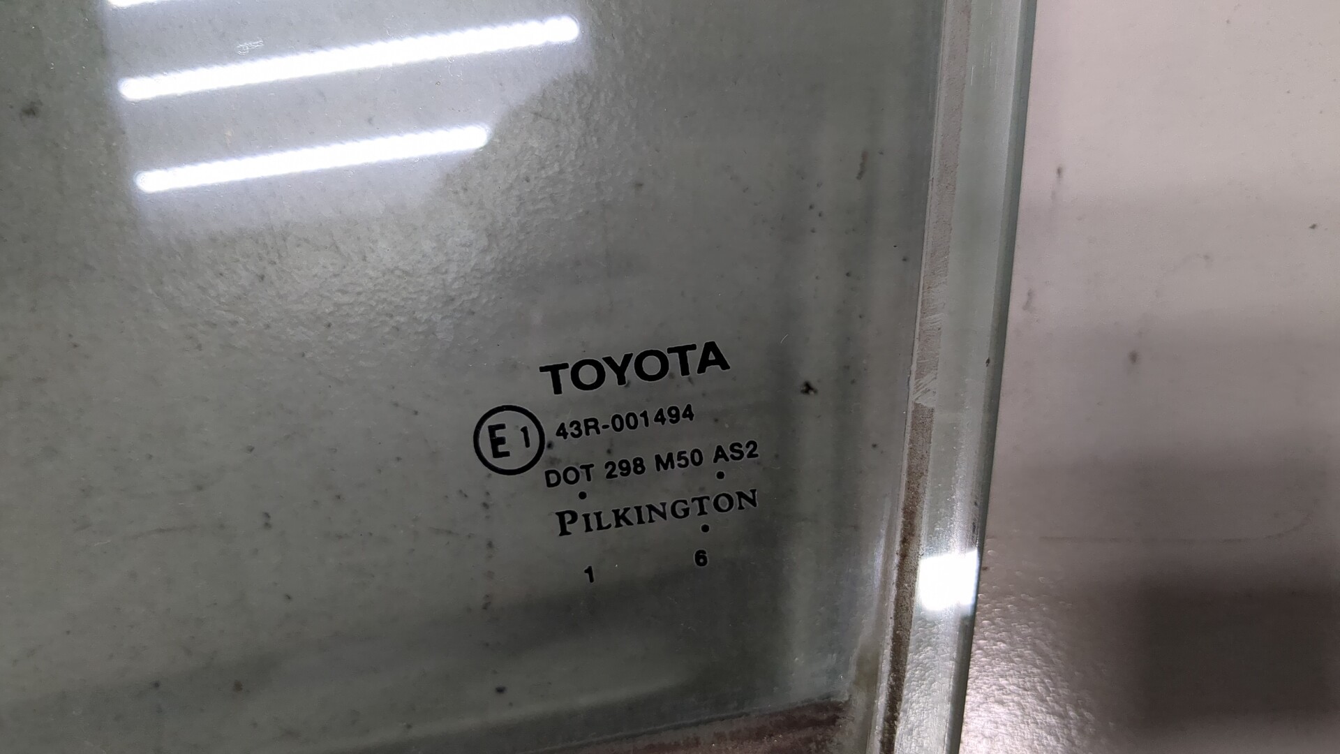 Стекло двери передней левой