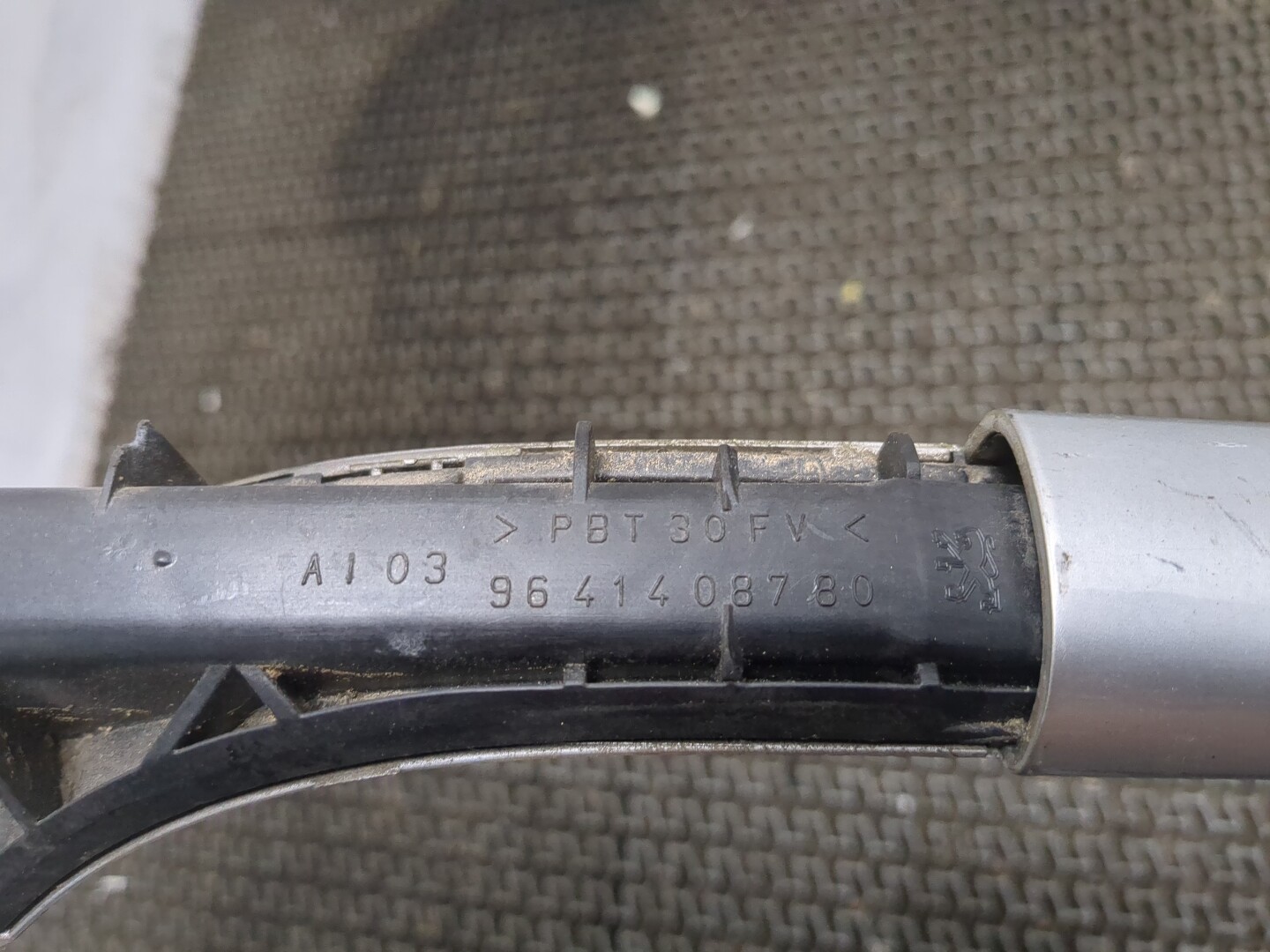 Рейлинг (релинг) правый (планка на крышу)