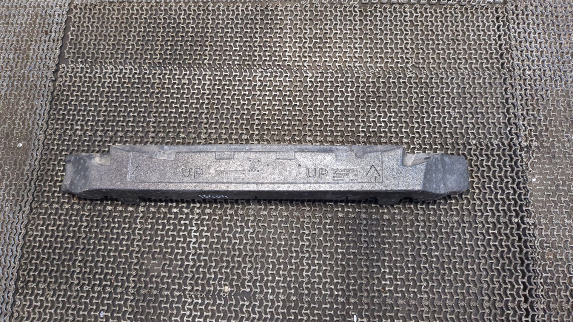 Усилитель переднего бампера