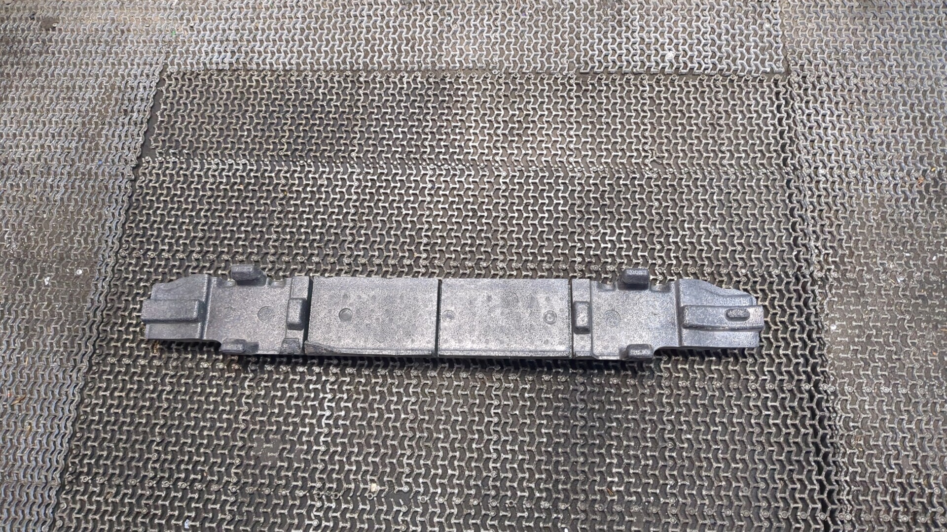 Усилитель переднего бампера