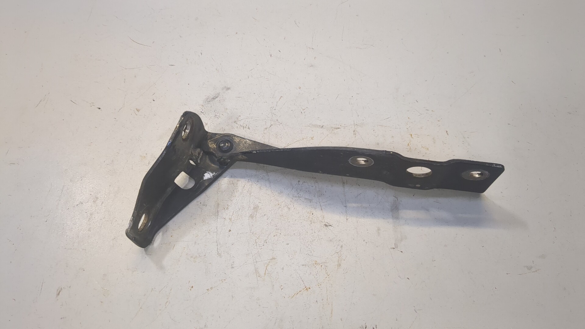 Петля капота левая