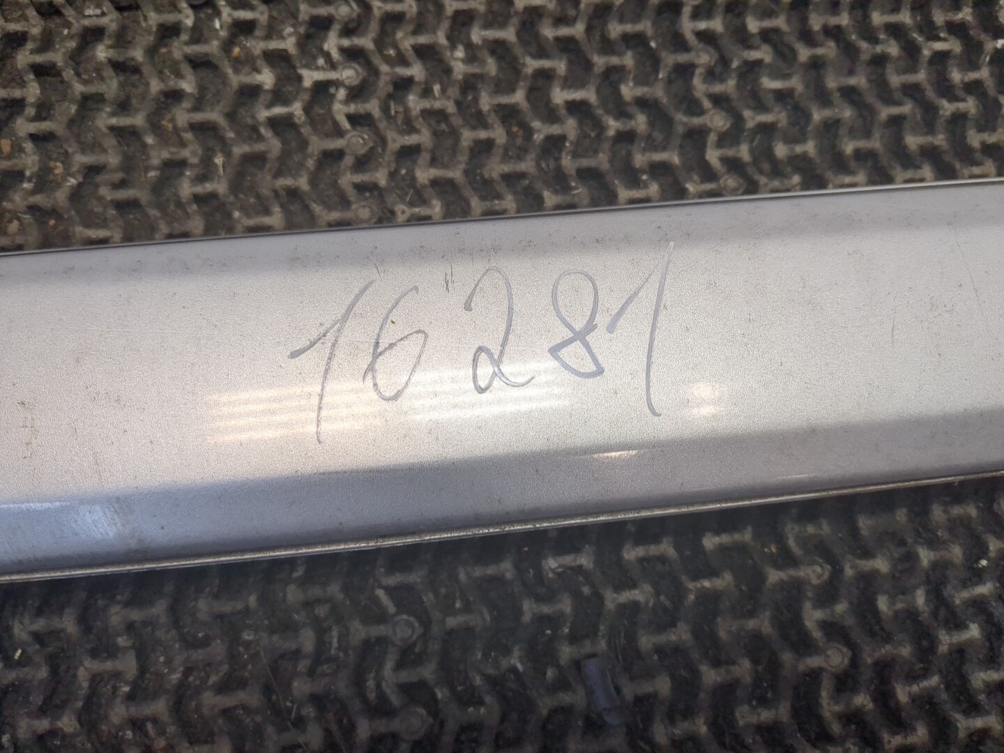 Рейлинг (релинг) правый (планка на крышу)